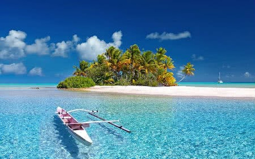 Boot auf einem Meer vor einer Insel