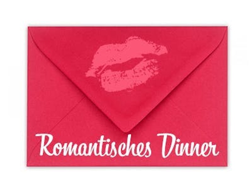 Ein Briefumschlag mit dem Schriftzug "Romantisches Dinner"