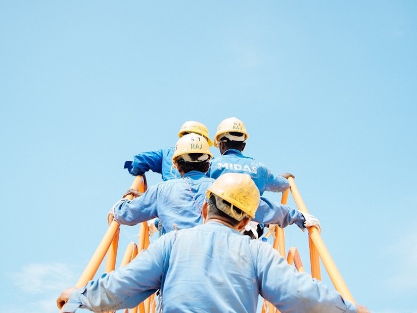Bauarbeiter mit gelben Helmen