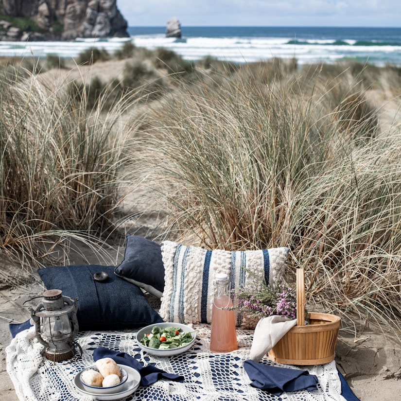 Picknick-Decke mit Snacks am Strand