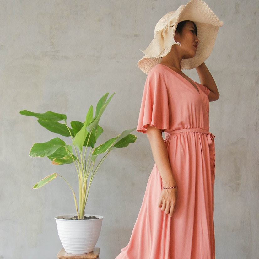 Frau mit Hut und rosa Kleid