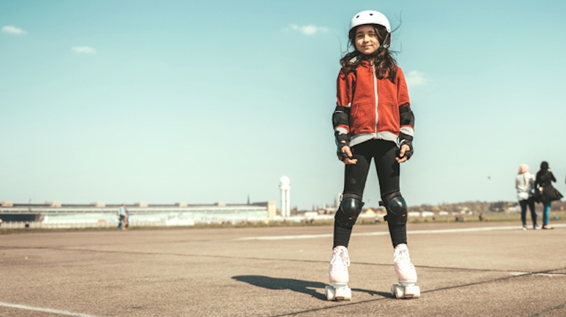 Ein Mädchen mit Rollerblades auf dem Tempelhofer Feld.