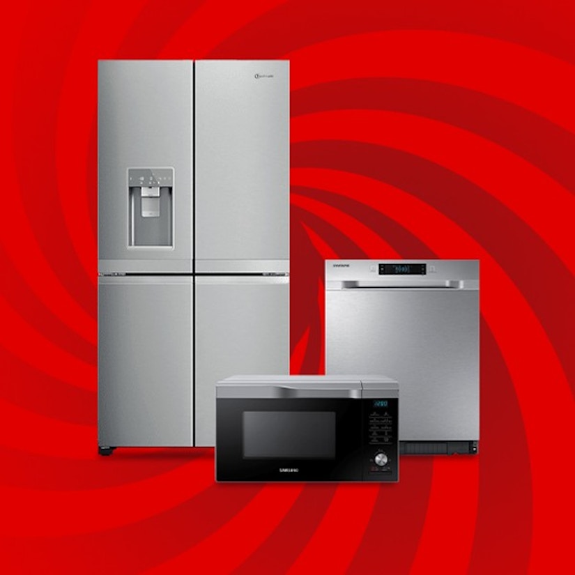 Ein Kühlschrank, eine Mikrowelle und ein Geschirrspüler vor rotem Hintergrund