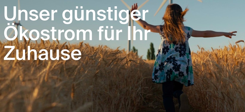 Mädchen läuft durch ein Kornfeld.