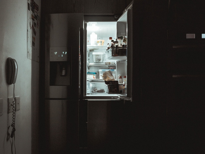 schwarzer Kühlschrank