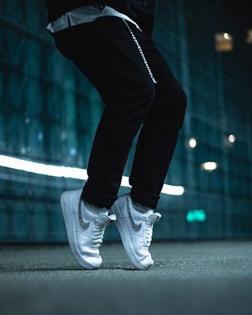 Nike Schuhe und Frau auf Zehenspitzen