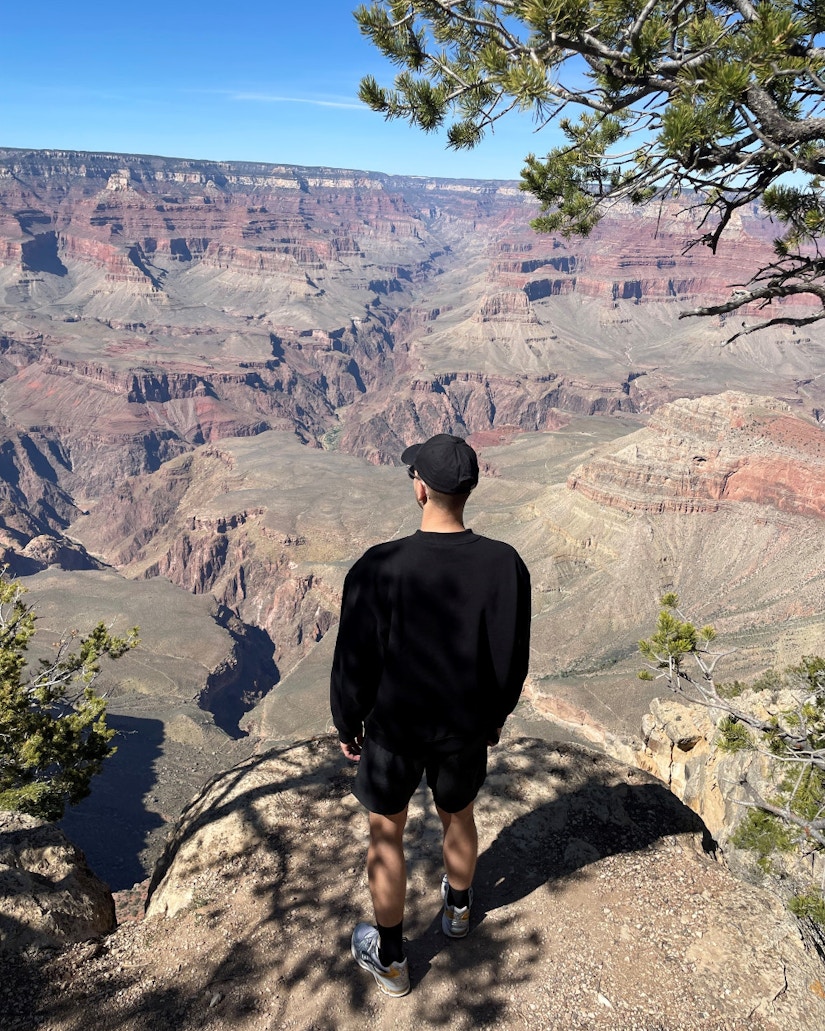 Ein Mann am Grand Canyon.