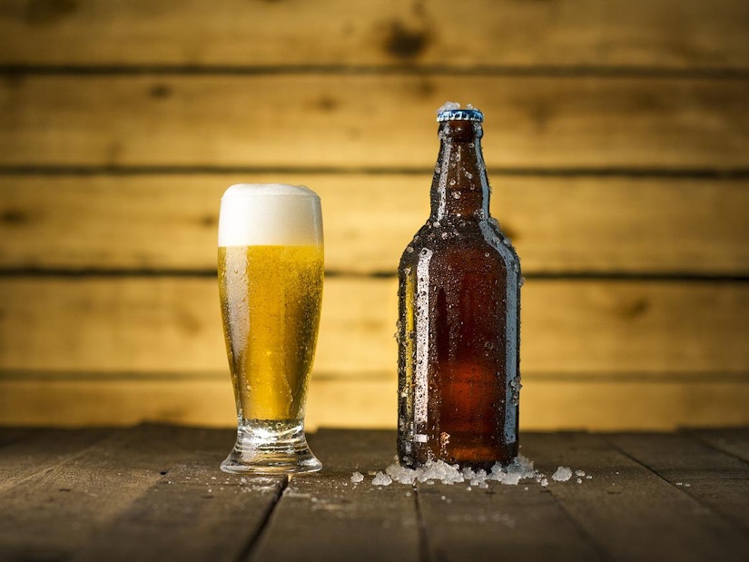 Ein Glas Bier und eine Flasche