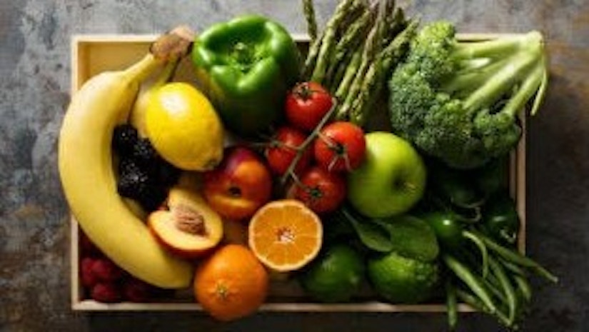 Eine Kochbox mit Gemüse und Obst.