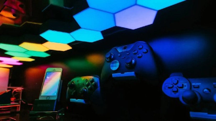 Eine bunte Lampe, ein paar Controller und ein Smartphone