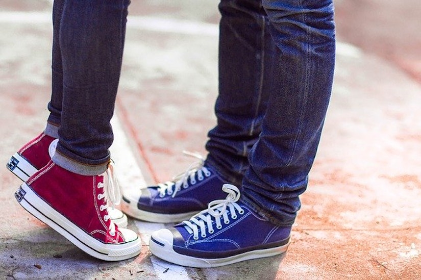 Rote und blaue Sneaker