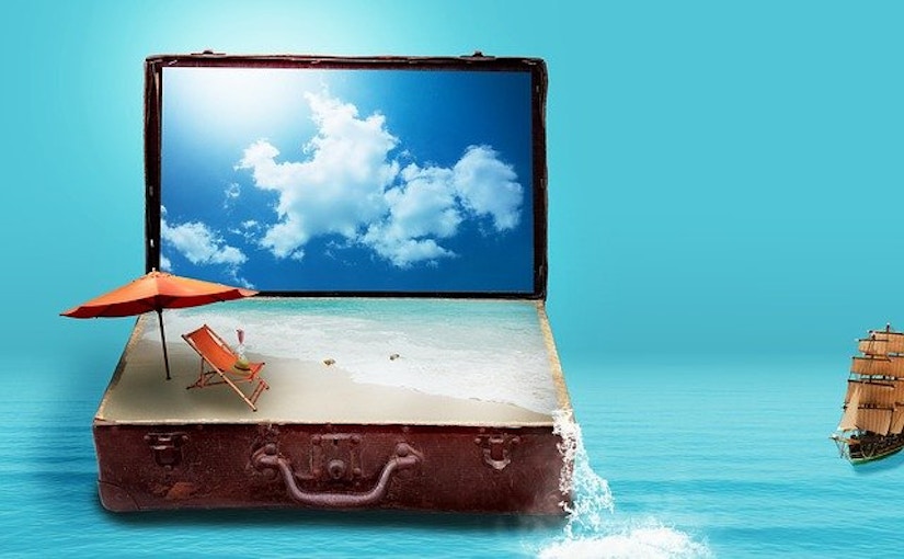 Koffer mit Sand gefüllt und Himmel