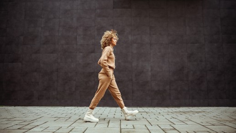 Eine Frau im Loungwear auf der Straße.