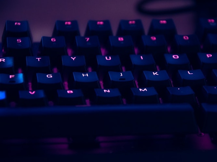 Tastatur mit leuchtenden Buchstaben