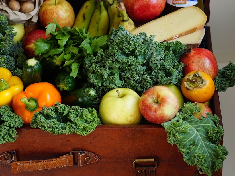 Obst und Gemüse in einem Koffer