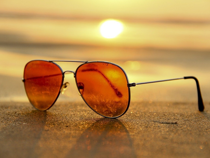 Die Sonnenbrille liegt auf dem Sand