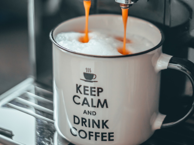 Eine Tasse mit Kaffee