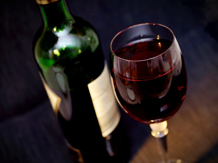 Eine Flasche und ein Glas Rotwein