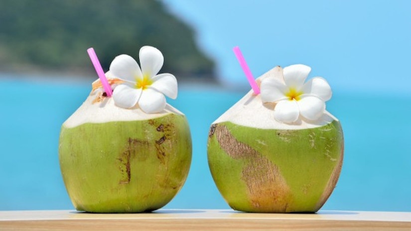 Zwei Cocktails in Kokosnussschalen.