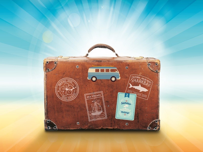 Ein Reisekoffer mit verschiedenen Aufklebern drauf