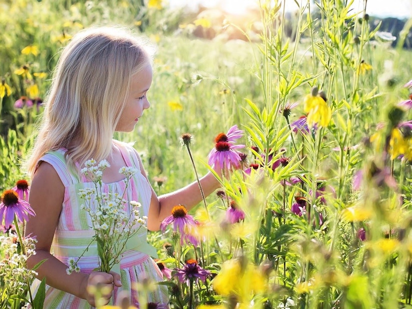 Kleines Mädchen mit Blumen
