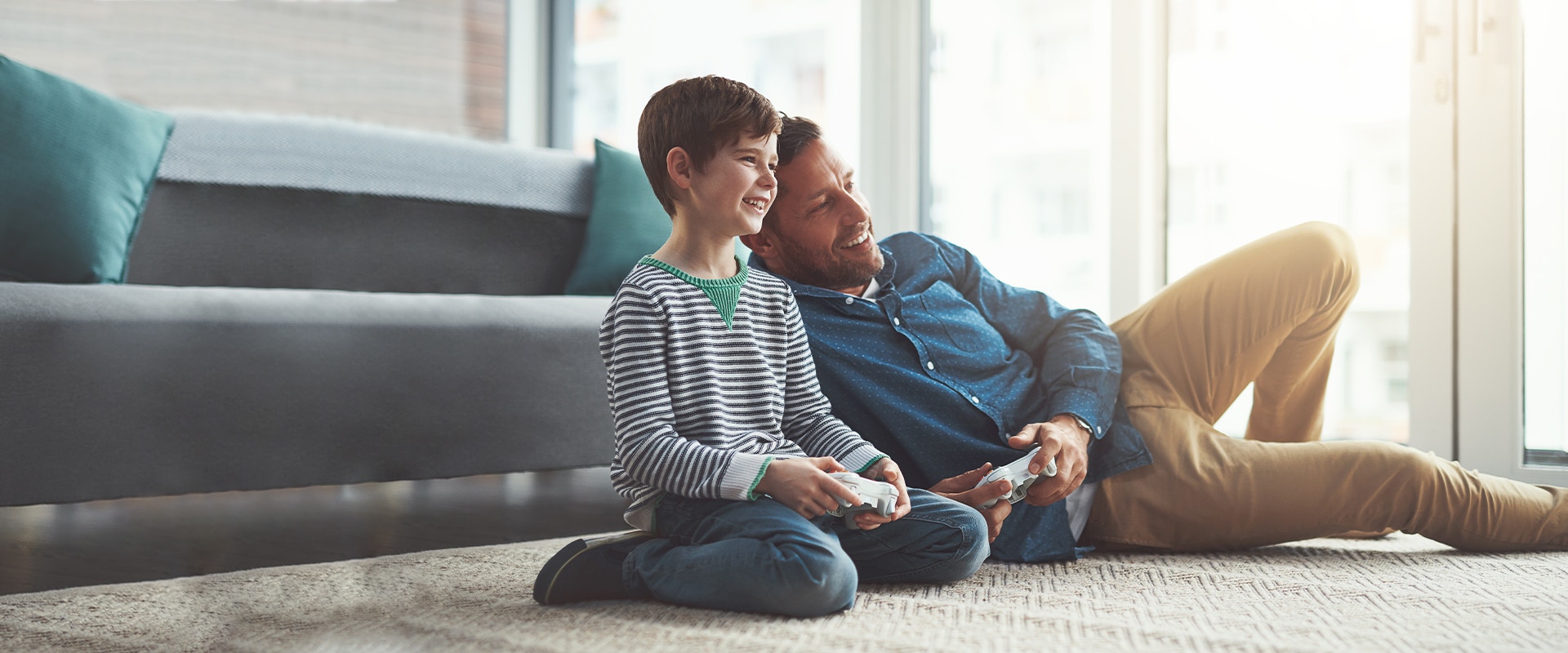 Ein Vater und sein Sohn spielen Playstation
