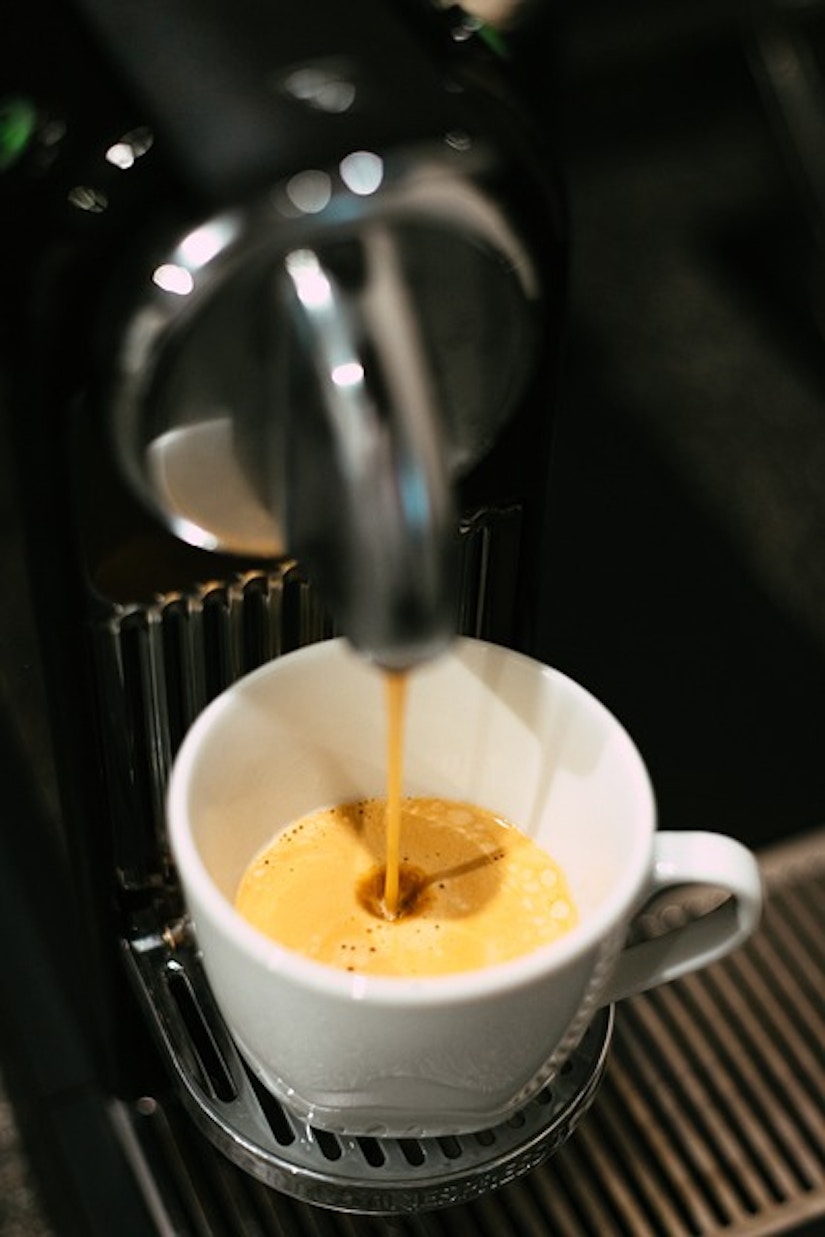 Kaffeemachine und Kaffeetasse