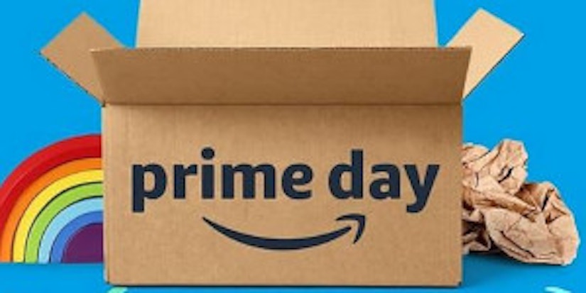 Geöffnetes Amazon Paket mit Prime-Aufschrift