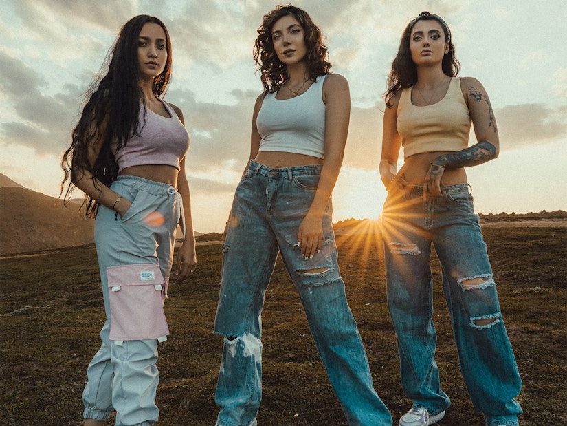 Drei Mädchen in Jeans