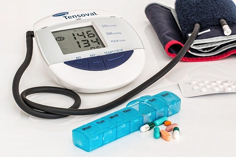 Blutdruckmessgerät und Pillendose