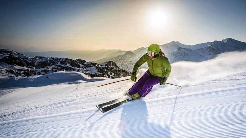 Ein Frau, die Ski fährt.