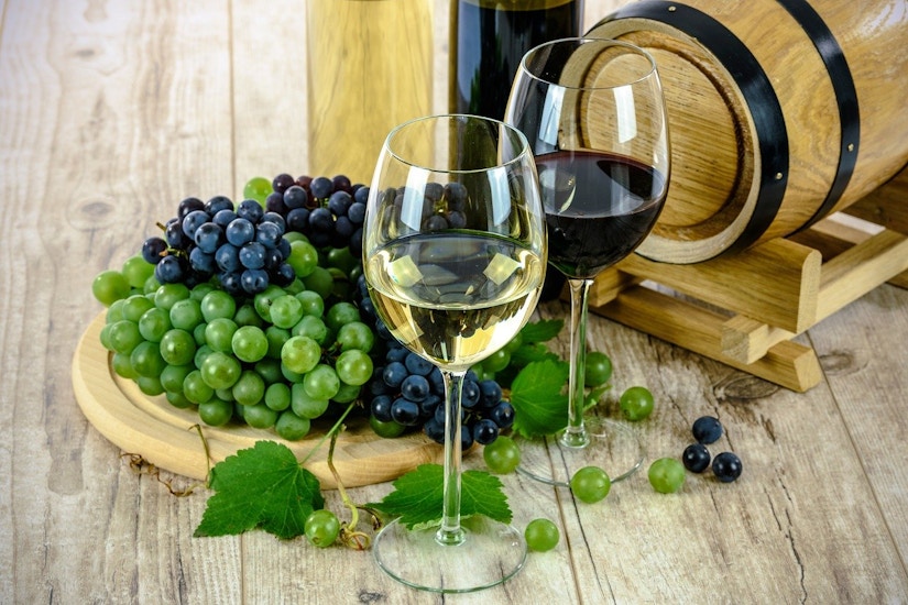 Zwei Weingläser mit dem weißen und roten Wein