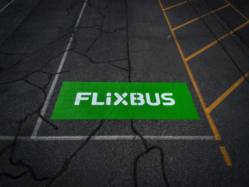 Beschriftung "Flixbus" auf Busparkplatz
