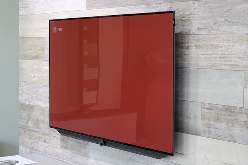 Flatscreen-Fernseher an grauer Wand