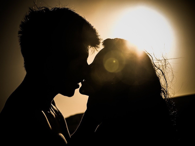 Ein Mann und eine Frau küssen einander