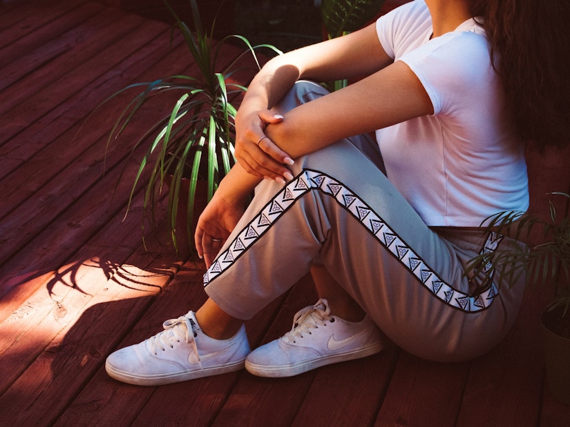 Frau mit Casual-Outfit und weiße Schuhe