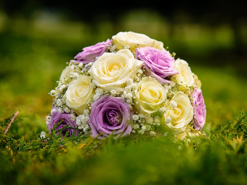 Blumenstrauß mit gelben und lila Rosen
